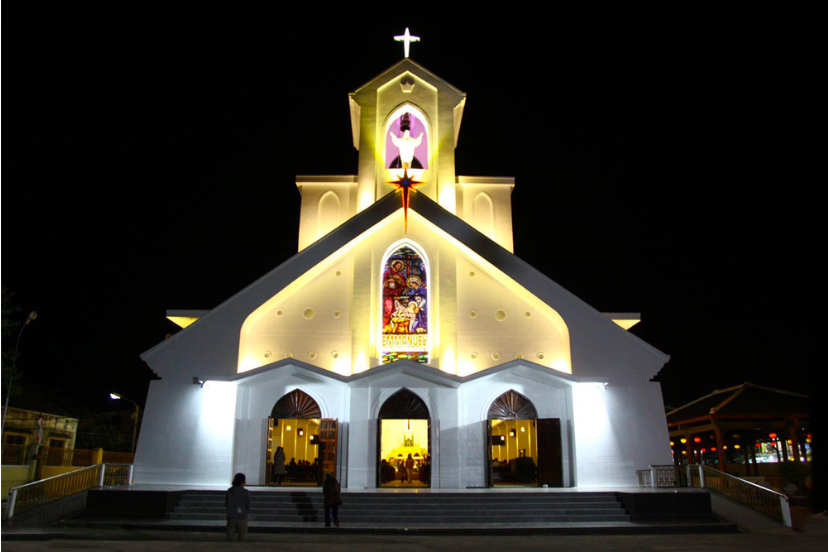 A church in Hoi An decorated with Christmas lights during the festive season – photo by Good Morning Hoi An.